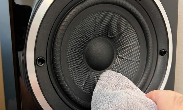 如何清洁和维护扬声器？