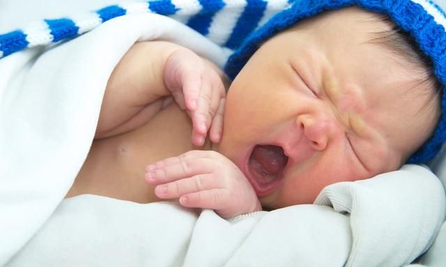 能睡18小时的宝宝为何一出月子就睡渣？新手爸妈注意5个常见问题