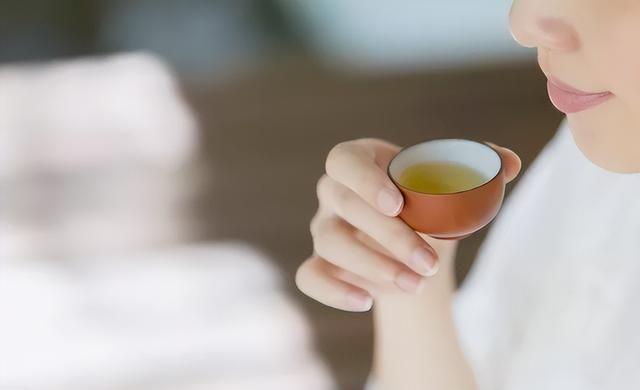 “皮肤好”的女人，往往都爱喝这4款“润肤茶”，养颜护肤气质佳