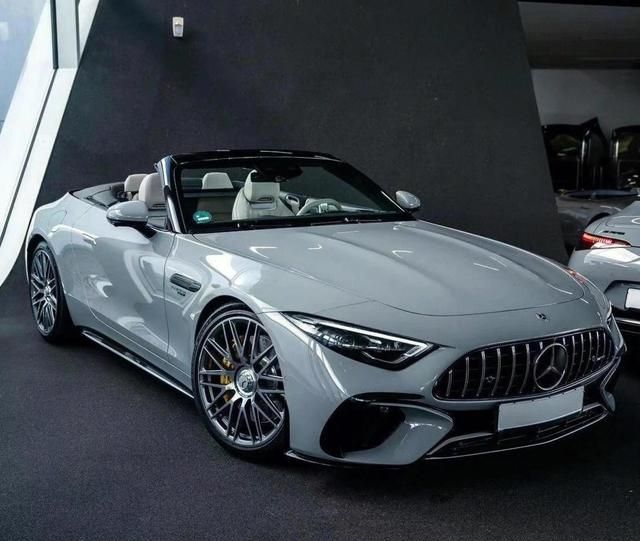 奔驰AMG SL63：两门四座敞篷超跑？顶级大V8西装暴徒？