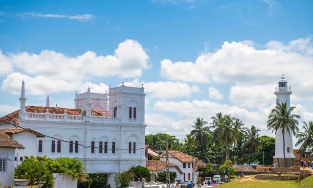 斯里兰卡超出名的古堡，修建在海边的岩石上，风景就像是明信片