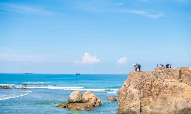 斯里兰卡超出名的古堡，修建在海边的岩石上，风景就像是明信片