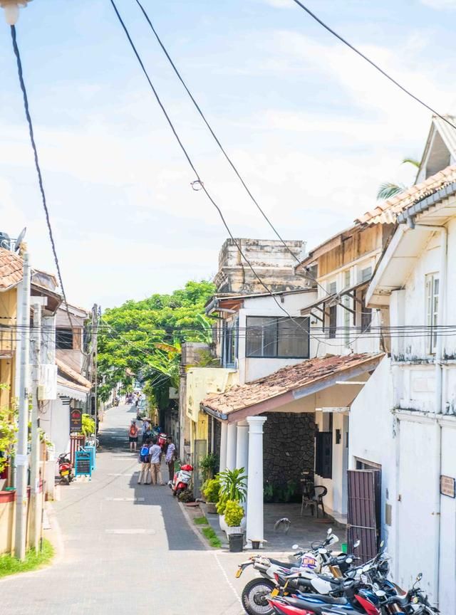 斯里兰卡超出名的古堡，修建在海边的岩石上，风景就像是明信片