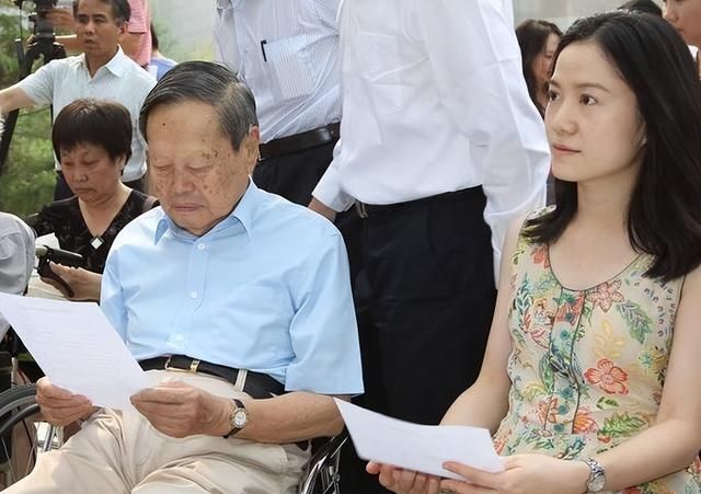 28岁年轻漂亮的翁帆，嫁给了82岁的杨振宁，18年后他们仍恩爱如初