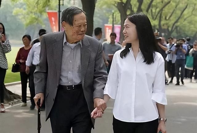 28岁年轻漂亮的翁帆，嫁给了82岁的杨振宁，18年后他们仍恩爱如初