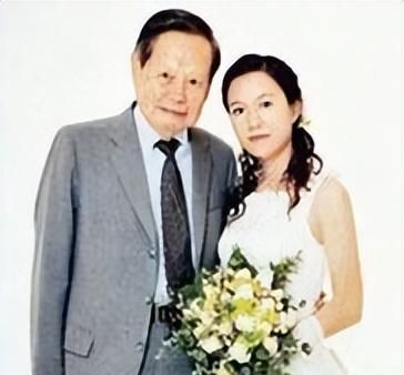 28岁年轻漂亮的翁帆，嫁给了82岁的杨振宁，18年后他们仍恩爱如初