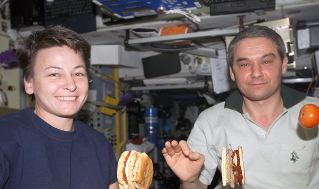 揭秘航天员的太空生活，吃喝拉撒怎么解决？