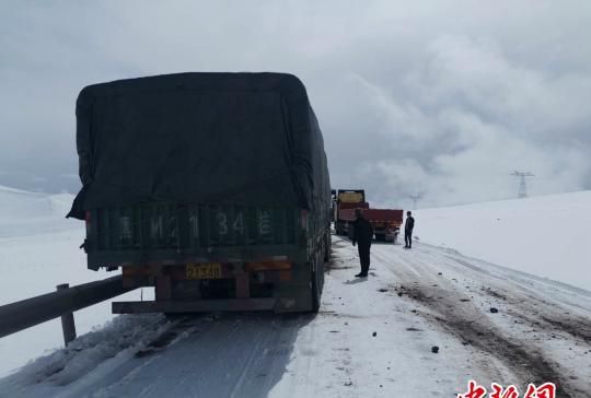 唐古拉山反复降雪 西藏交警：进出藏驾驶员要有应急准备