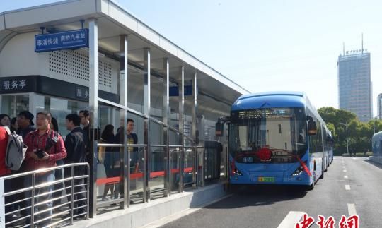 上海首条BRT正式通车 “零污染、零排放”快速充电