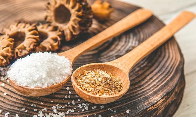 加碘盐是最差的盐吗？低钠盐、加碘盐、无碘盐、海盐该怎么选？