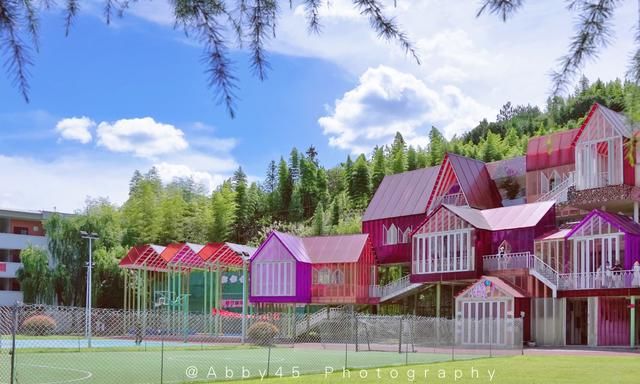 电影《我和我的家乡》中的学校，如彩虹城堡，是真实的乡村小学