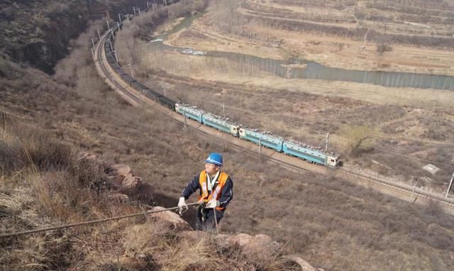 25座隧道、93座山体……与太行山为伴的12名扫山汉子