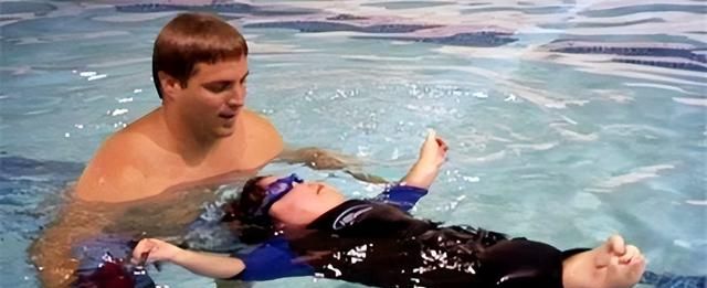 美国"人鱼公主"：出生后双腿粘连，从小待水里，活了10年创造奇迹