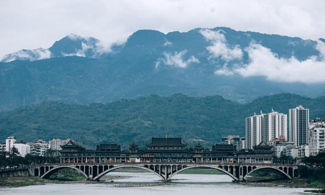 中国有座“雨城”，一年210天都在下雨，太阳很少见，避暑太舒服