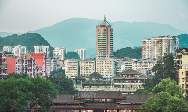 中国有座“雨城”，一年210天都在下雨，太阳很少见，避暑太舒服