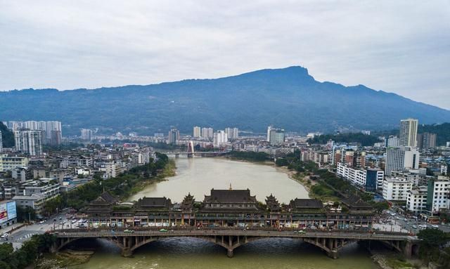 中国有座“雨城”，一年210天都在下雨，太阳很少见，避暑太舒服