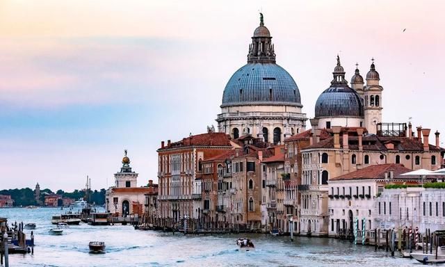水上都市威尼斯 118个小岛和400多座桥梁交织而成的浪漫城市