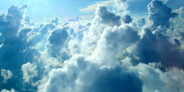 一朵云的重量高达500吨，相当于百头大象，在天上为何不会掉下来