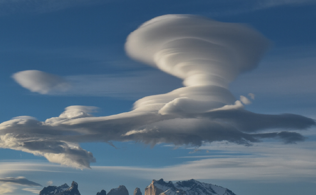 一朵云的重量高达500吨，相当于百头大象，在天上为何不会掉下来