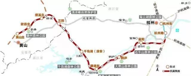 各位旅客，本次高铁列车由杭州开往黄山，沿途美景请您签收！