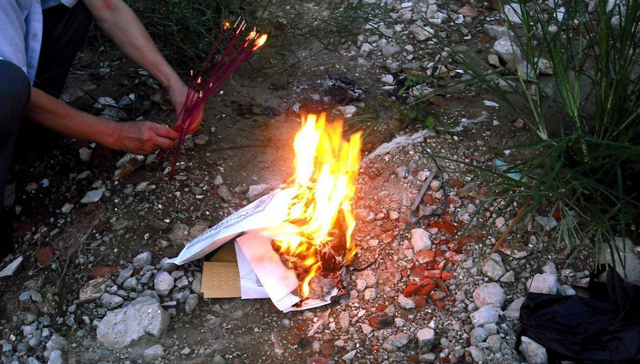 人死后为何要烧纸？流传了几千年的习俗，当然不仅仅只是因为迷信