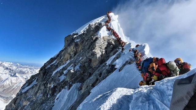 全球最先登顶珠峰的两个人，为何要立下秘密誓约？46年后水落石出