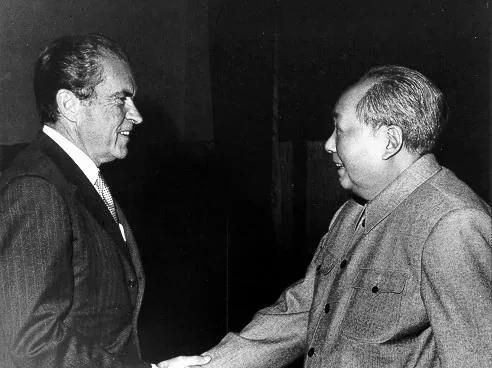 尼克松访华，毛主席送给他三幅字画，究竟暗藏什么含义？