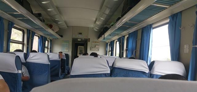 坐火车把人靠窗户的座位图4