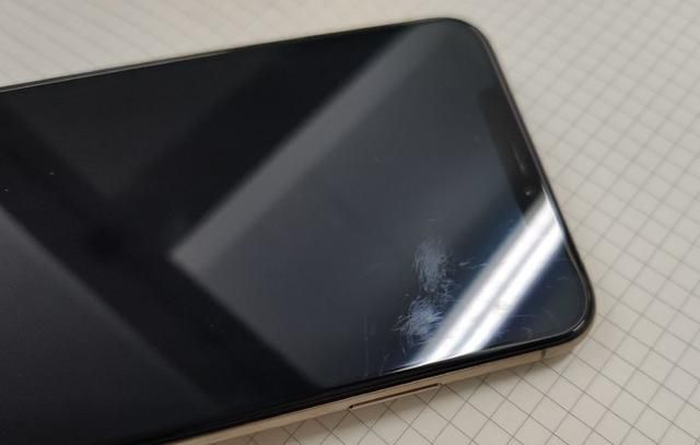 越来越多的厂商为手机贴上出厂膜了，是手机屏幕变脆弱了吗？