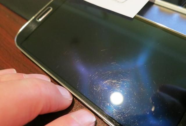 越来越多的厂商为手机贴上出厂膜了，是手机屏幕变脆弱了吗？