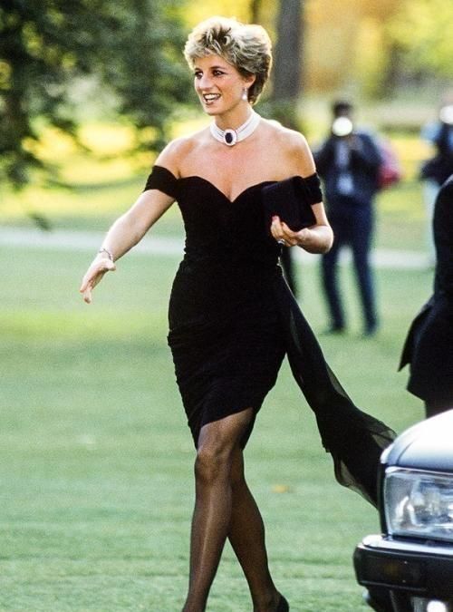 1994年，查尔斯承认出轨卡米拉，戴安娜把裙子领口“挖”去一大块