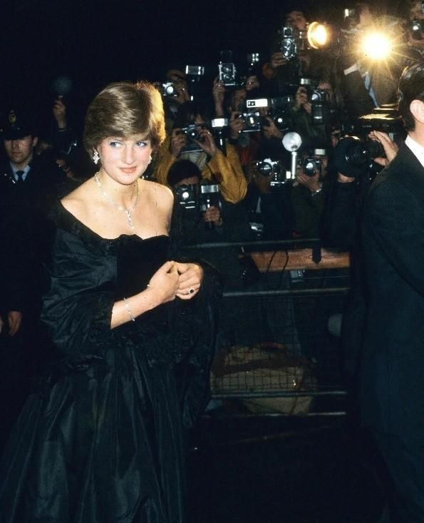 1994年，查尔斯承认出轨卡米拉，戴安娜把裙子领口“挖”去一大块